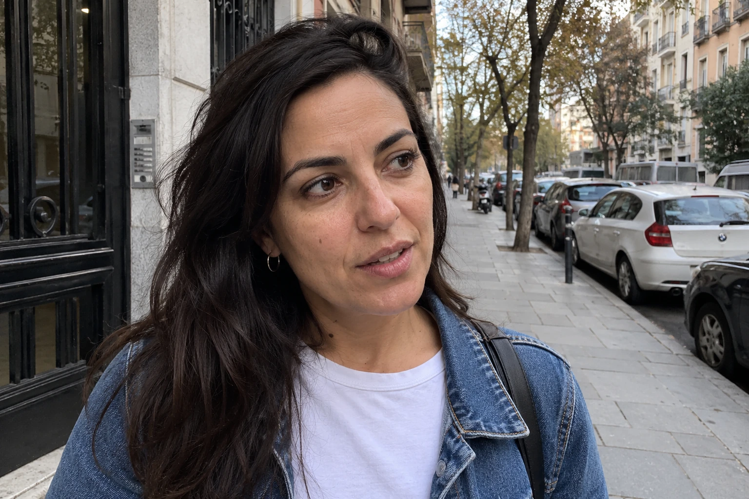 Rostro de una mujer al aire libre con poros y textura naturales