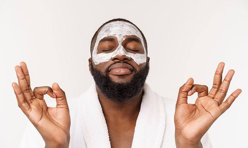 Hombre con tratamiento de Higiene Facial Orgánica